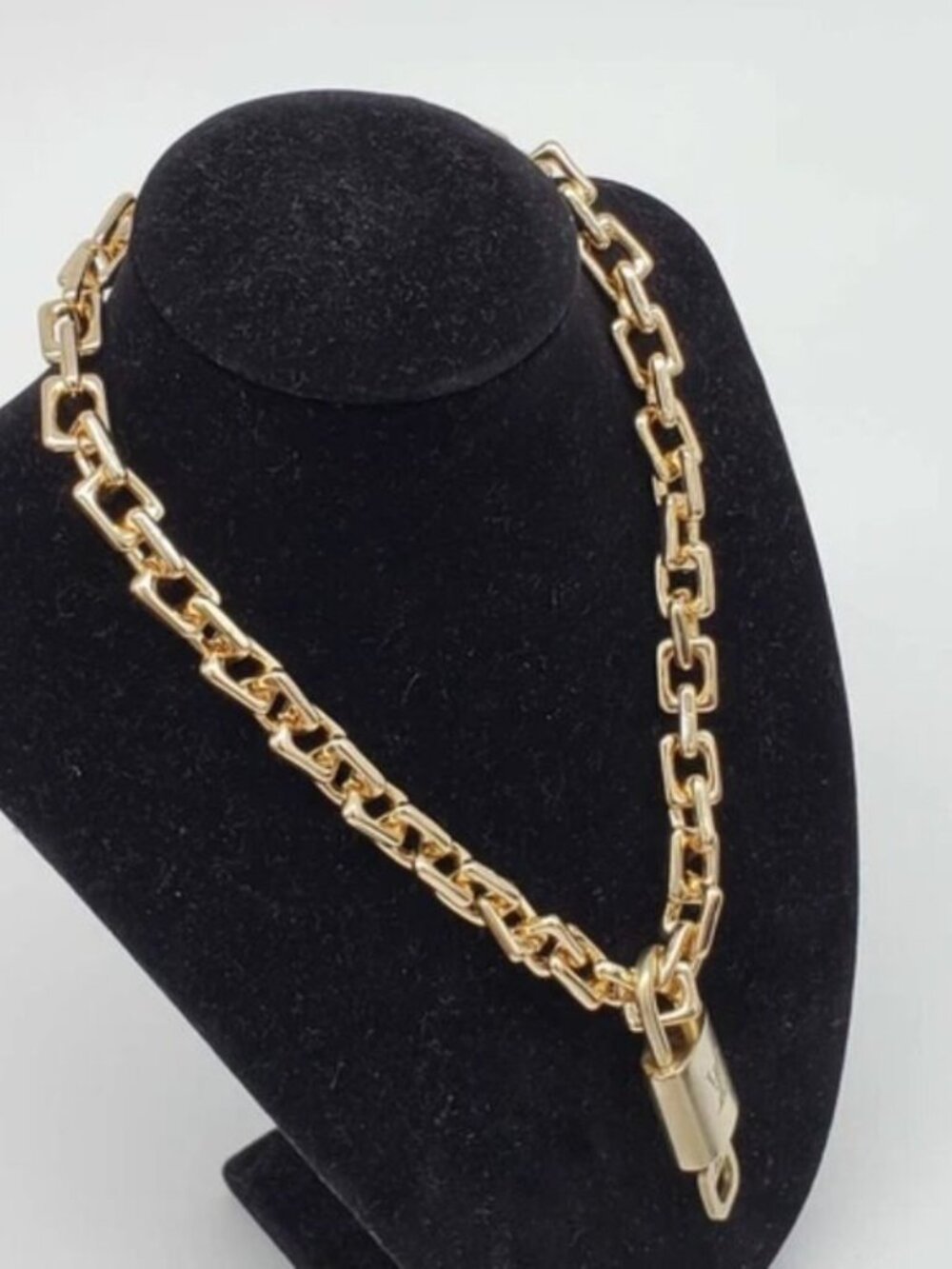 Gold-Plated Necklace with Authentic Louis Vuitton Padlock - Picture 4 of 7